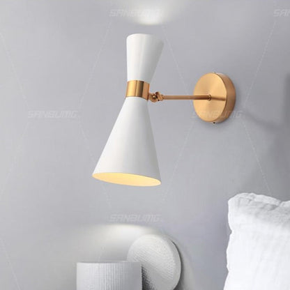 Lumoria – Gouden LED Wandlamp met Driehoekige Kap
