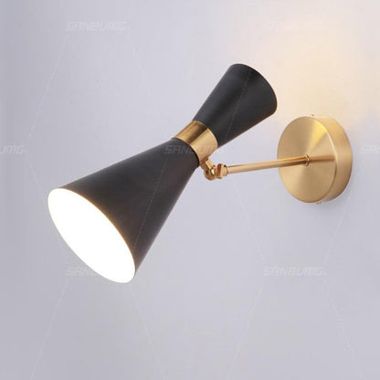 Lumoria – Gouden LED Wandlamp met Driehoekige Kap