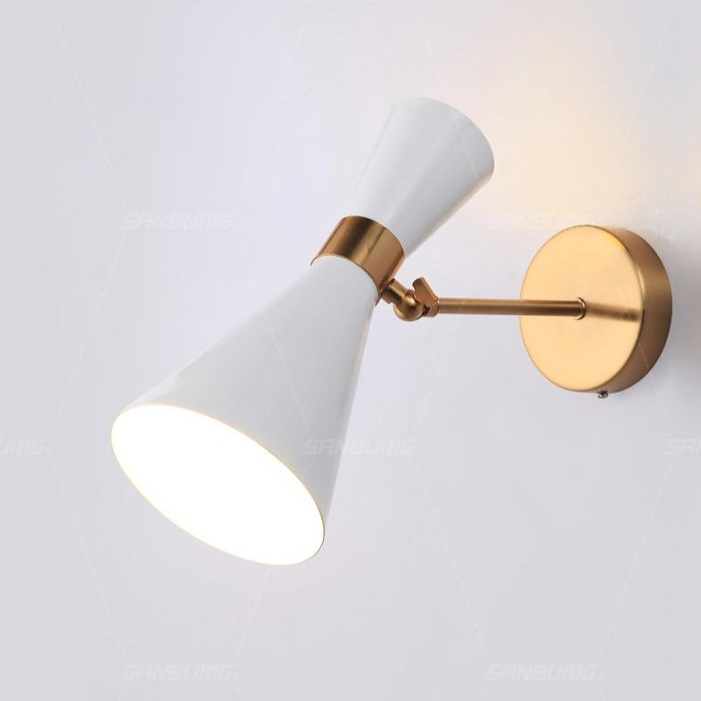 Lumoria – Gouden LED Wandlamp met Driehoekige Kap
